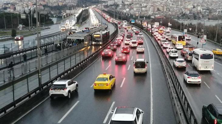 İstanbul’a kar etkisi: Trafik kilit