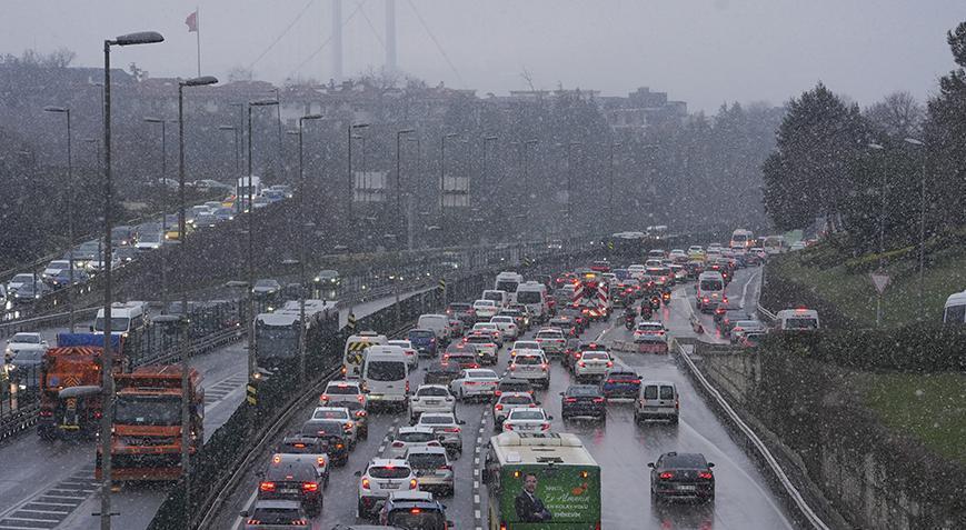 İstanbul’a kar yağdı, trafik durma noktasına geldi