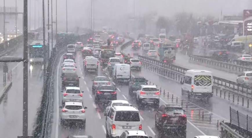 İstanbul’da kar etkisini artırdı! Trafik durma noktasına geldi