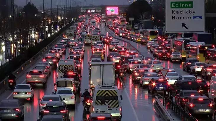 İstanbul’da yağmurun da etkisiyle trafik yoğunluğu yüzde 80’e çıktı
