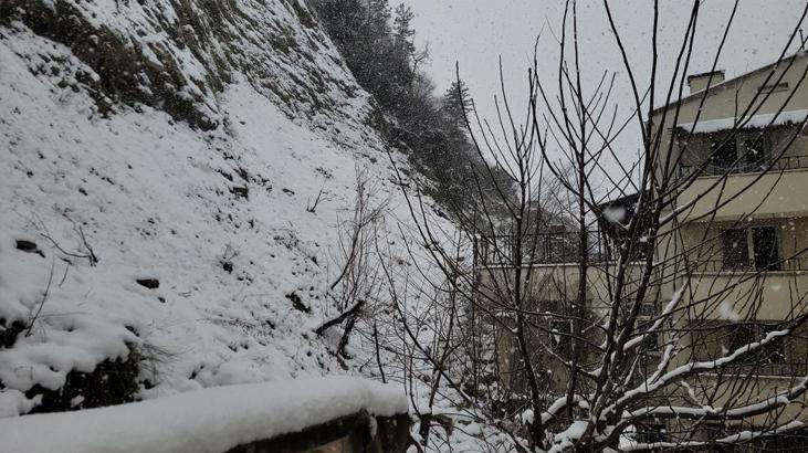 Kastamonu’da dağdan kayalar koptu! Binalar tahliye edildi