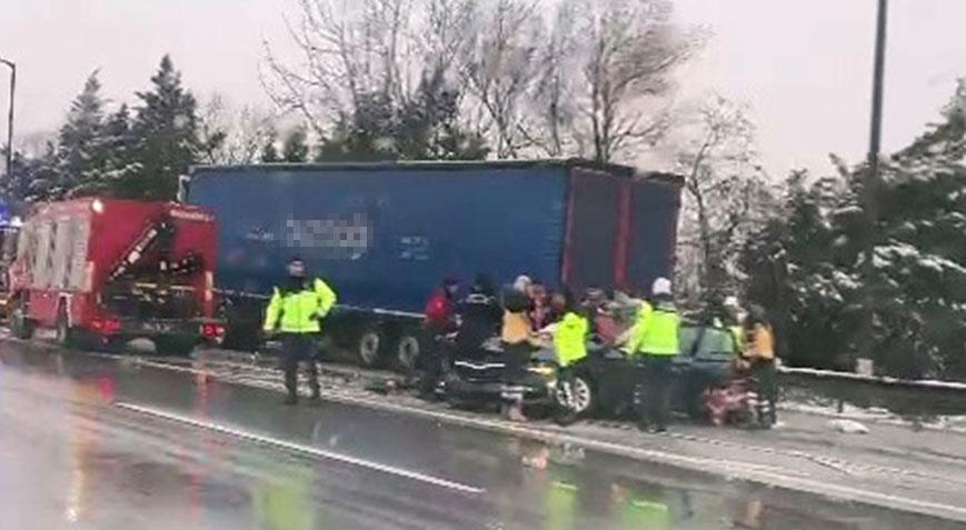 Korkunç kaza! Otomobil TIR’ın altına girdi: Ölü ve yaralılar var