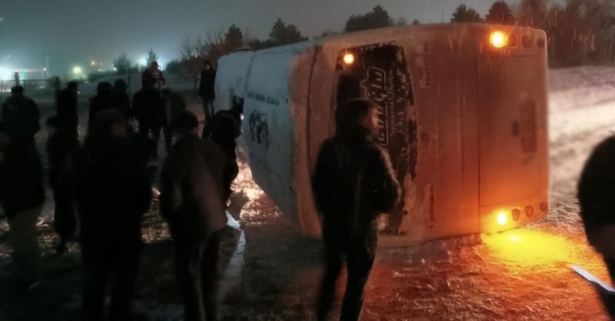 Kütahya'da işçi servisi devrildi: 3 yaralı | Son dakika haberleri