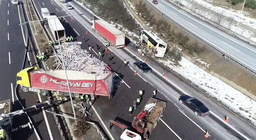 Kuzey Marmara Otoyolu’nda kaza! TIR otobüse çarptı