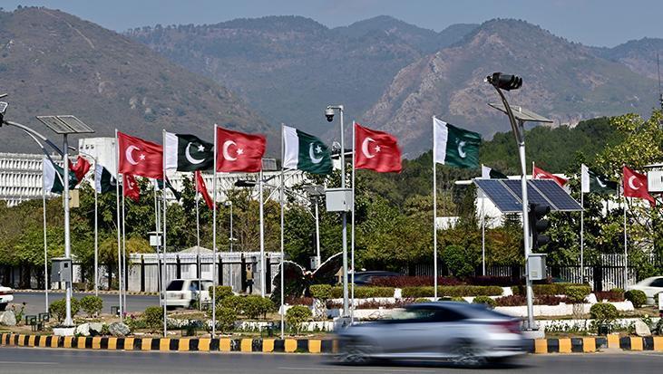 Pakistan’da caddelere Türk bayrakları asıldı! Erdoğan bekleniyor
