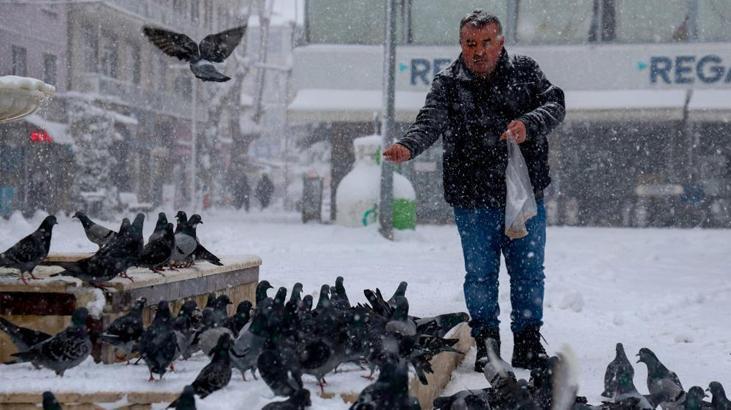 Sakarya’da karlı soğuk havada yürek ısıtan görüntü