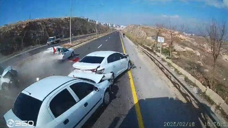 Şanlıurfa’daki korkunç kaza kameralara böyle yansıdı! 4 otomobil birbirine girdi