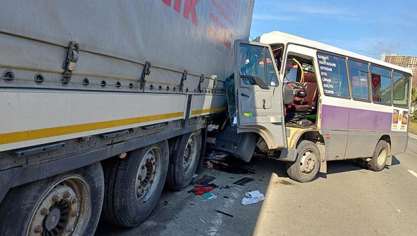 Artvin’de feci kaza! Minibüs TIR’a çarptı: 12 kişi yaralandı