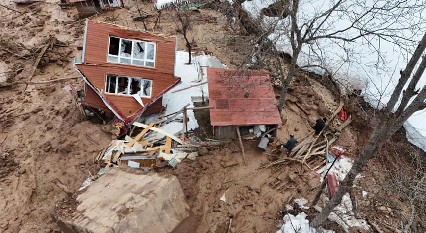 Artvin’de heyelan paniği! 1 ev yıkıldı, 2 ev ağır hasarlı