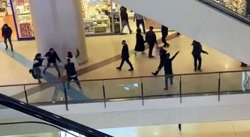 AVM’de bıçaklı kavga! Tekme ve yumruklar havada uçuştu