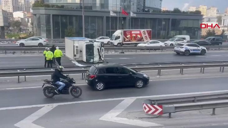 Bağcılar TEM’de kamyonet devrildi! Yol tamamen kapandı