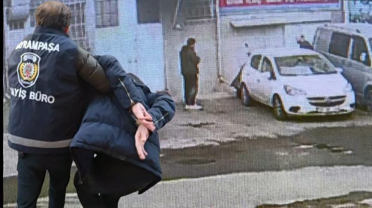 Bayrampaşa’da iş yeri müdürünü bıçakladı! Saldırı kamerada