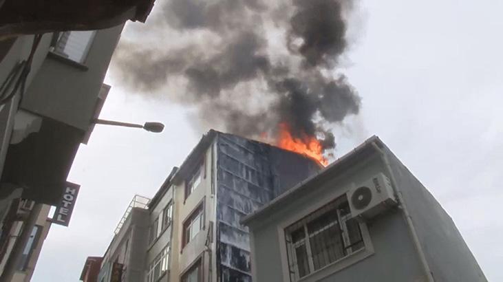 Beyoğlu’nda 3 katlı binada yangın! Ekipler sevk edildi
