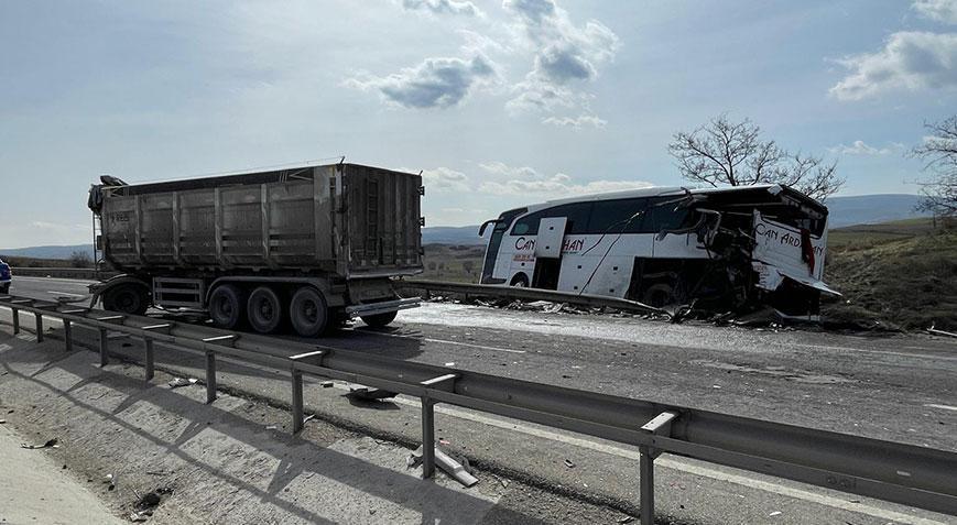 Bilecik’te feci kaza! TIR, yolcu otobüsüne çarptı, çok sayıda yaralı var