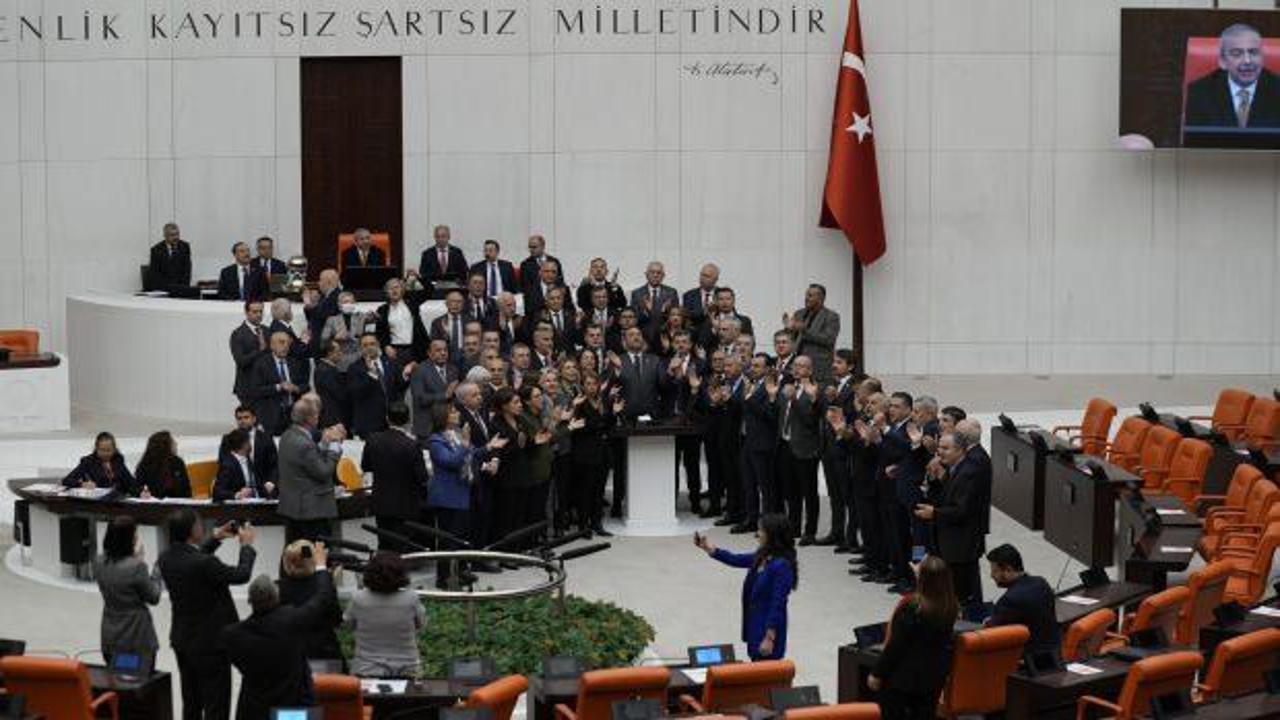 CHP milletvekillerinden TBMM’de provokasyon! Kürsü işgali nedeniyle oturuma ara verildi