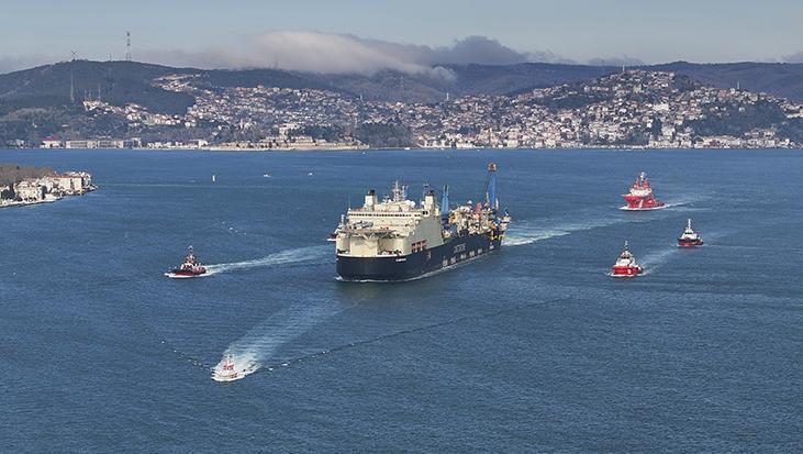 Derin denizde boru indirme gemisi ‘Castorone’ İstanbul Boğazı’ndan geçti