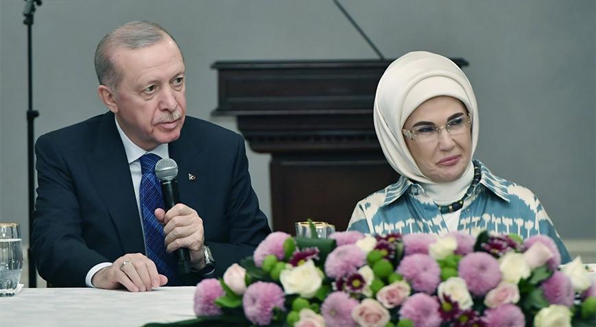 Erdoğan’dan eşi Emine Erdoğan’ın yaşlılarla iftarına sürpriz ziyaret