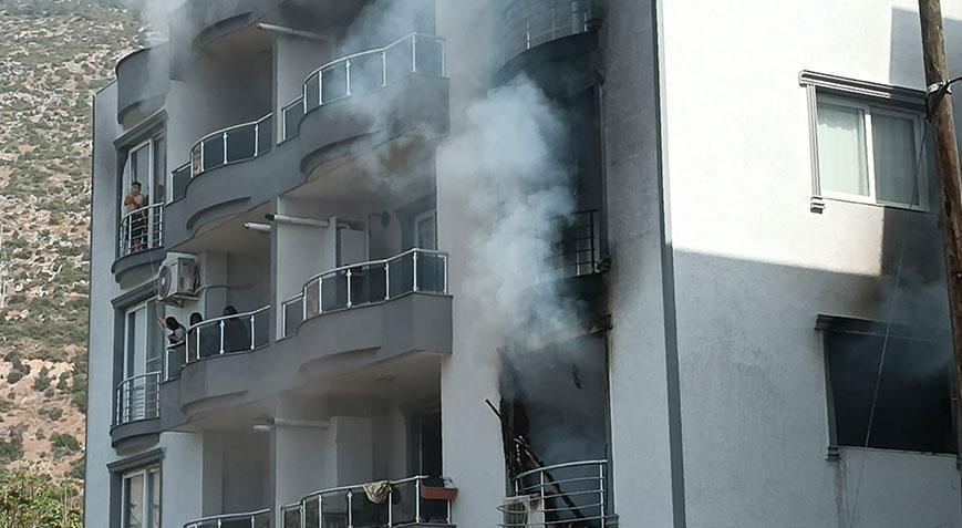 Hatay’da dehşet dolu dakikalar! Yangında mahsur kalan çocuk kurtarıldı