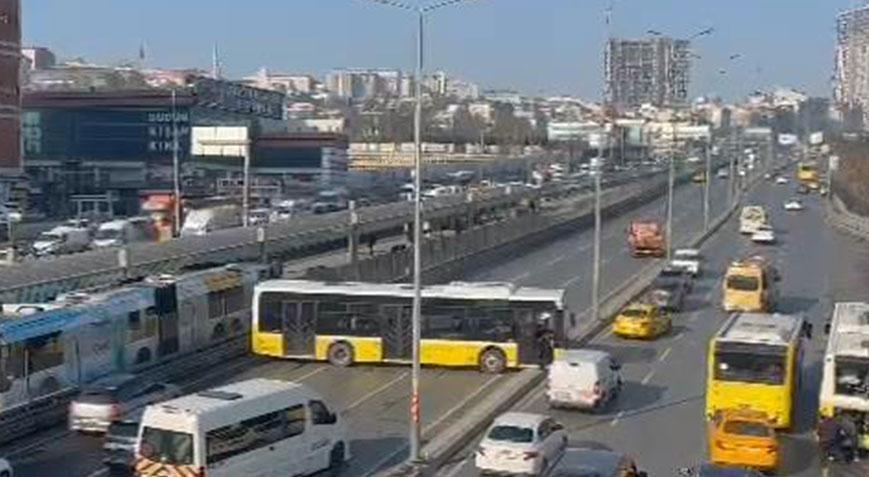 İETT otobüsü dolmuşa ve ticari taksiye çarptı! 1 kişi yaralandı