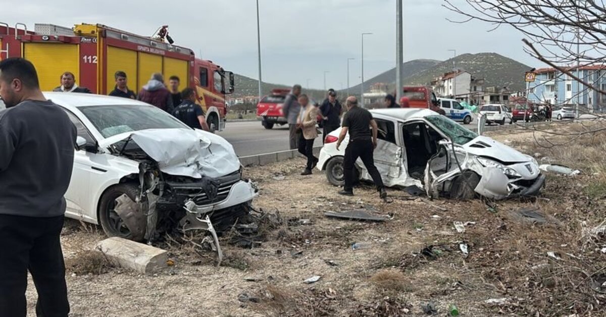 Isparta'da iki otomobil çarpıştı: 2 ölü, 3 yaralı | Son dakika haberleri