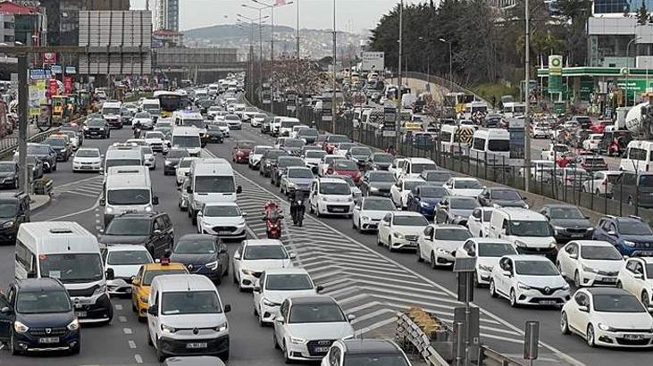 İstanbul’da akşam saatlerinde iş çıkışıyla beraber trafik iyice arttı