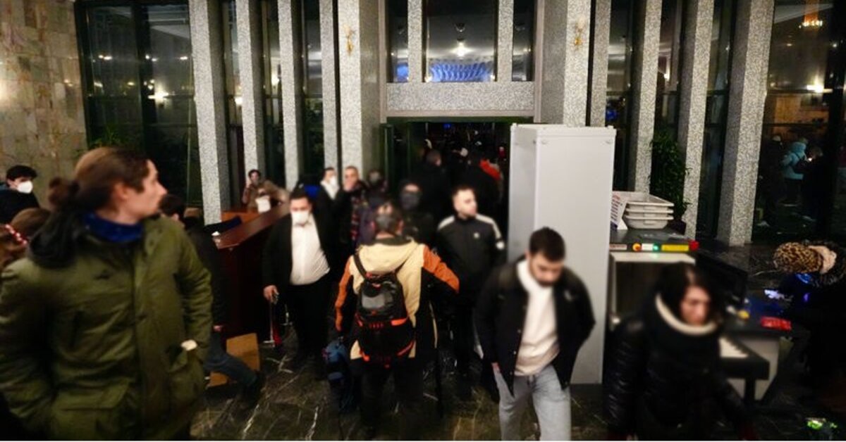 İzinsiz gösteri yapan grup İBB binasına girdi | Son dakika haberleri