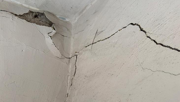 İzmir’de büyük korku! Evlerin duvarlarında çatlak oluştu
