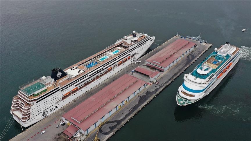 İzmir’e kruvaziyerle onlarca turist geldi