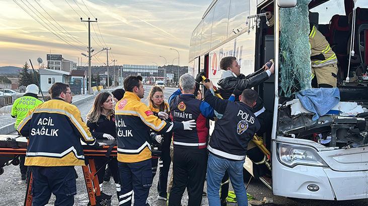 Kütahya’da yolcu otobüsü TIR’a çarptı! Çok sayıda yaralı var