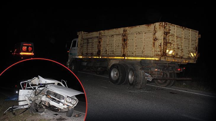 Manisa’da feci kaza! Yol kenarında duran kamyona, otomobil çarptı: 1 ölü, 3 yaralı