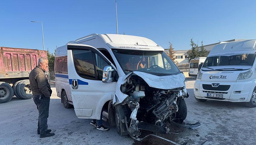 Manisa’da iki işçi servisinin çarpıştı! 19 kişi yaralandı