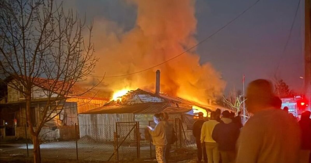 Sakarya'da komşularını öldüren zanlıların evinde kundaklama şüphesi | Son dakika haberleri
