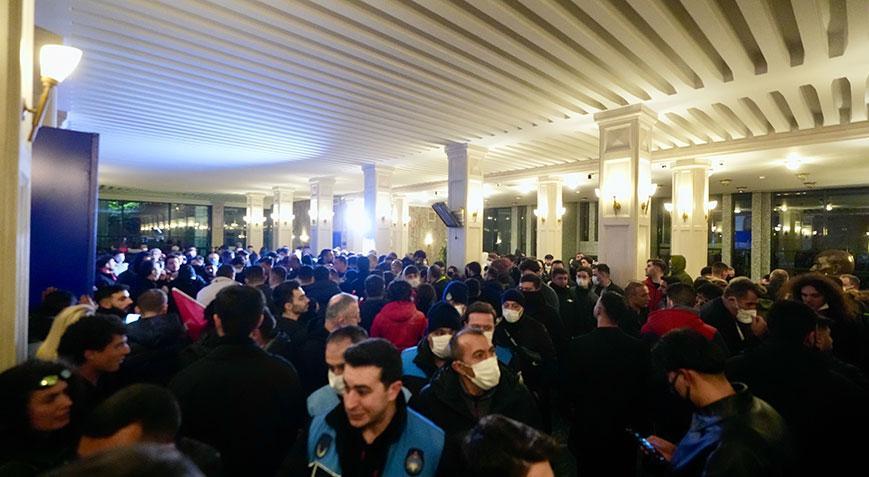 Saraçhane’de izinsiz gösteri yapan grup, camları kırıp İBB binasına girdi