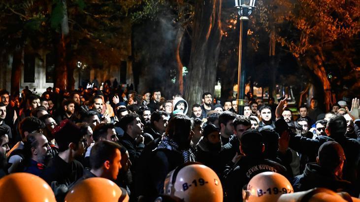 Şehzadebaşı Camisi’nde toplanan kalabalık caminin tahribatına karşı nöbet tuttu