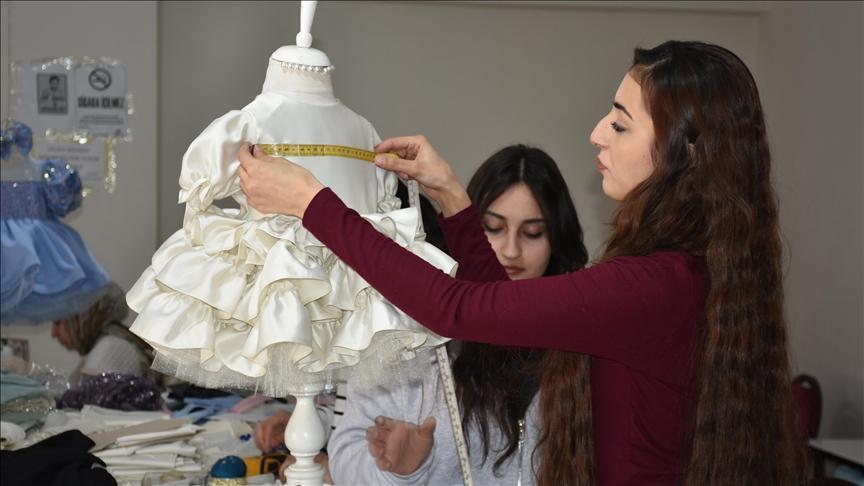 Şırnaklı girişimci KOSGEB’ten aldığı destekle çocuk kıyafetleri üretiyor