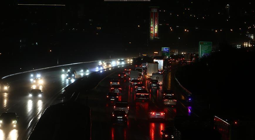 SON DAKİKA HABERİ: Mesai bitti, yoğunluk başladı! İstanbul’da ana arterde trafik durma noktasına geldi