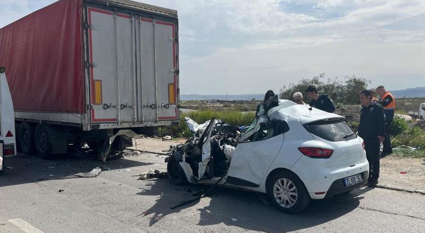 TIR’ın altına giren otomobil hurdaya döndü! Sürücü feci şekilde can verdi