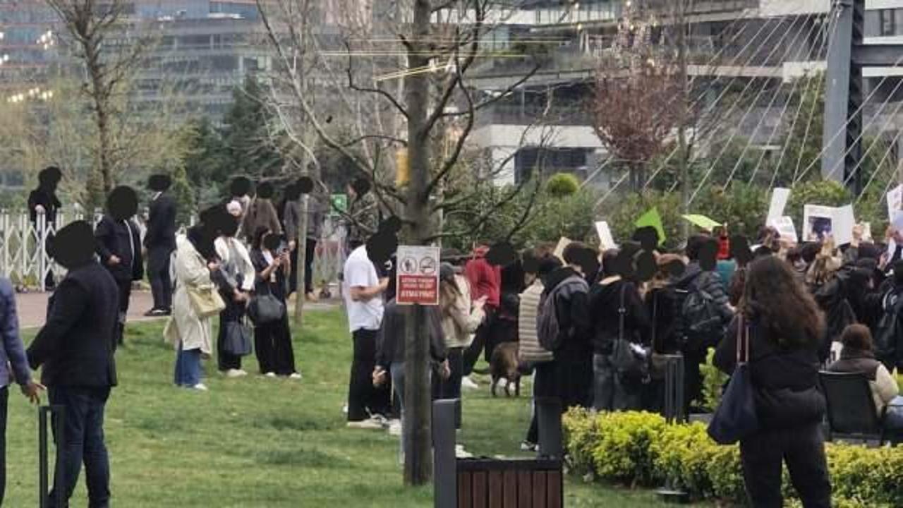 Üniversitede namaz kılmaya izin verilmedi! Protestolara alkış tutuldu