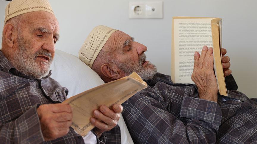 3 dil biliyor 90 yaşında! Hiç okula gitmedi, 70 yıldır kitap okuyor