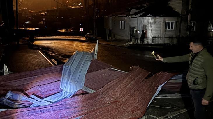 AFAD uyarmıştı! Hakkari’de şiddetli rüzgarda 69 çatı zarar gördü