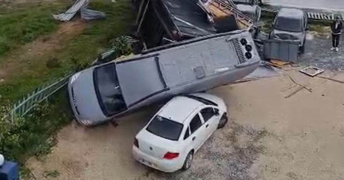 Antalya haberleri: Hortumun havalandırdığı minibüs otomobilin üzerine düştü | SON DAKİKA HABERİ | Son dakika haberleri