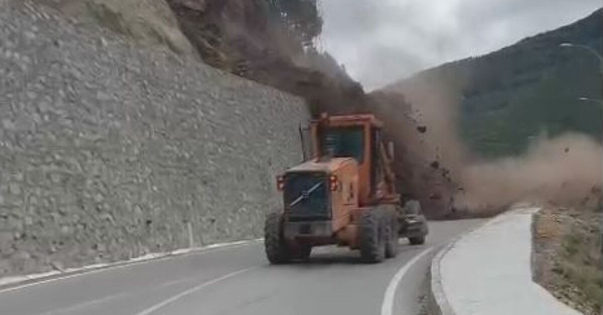 Artvin haberleri: Yamaçtan kayalar düşmeye başladı… Heyelan anı kamerada | Son dakika haberleri