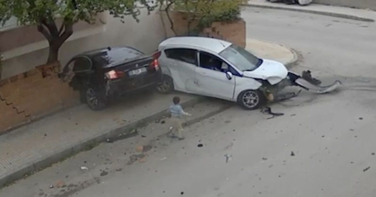 Çocuk camdan fırladı! Can havliyle annesine koştu! | Son dakika haberleri