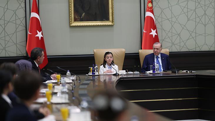Cumhurbaşkanı Erdoğan çocukları kabul etti! ‘Türkiye Yüzyılı hedefimize ulaşana kadar durmayacağız’
