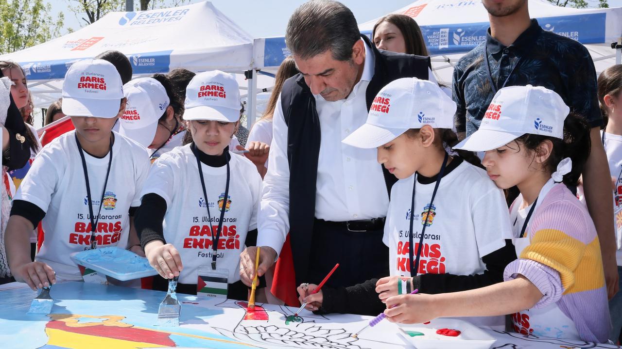 Esenler’de Barış Ekmeği Festivali renkli başladı!