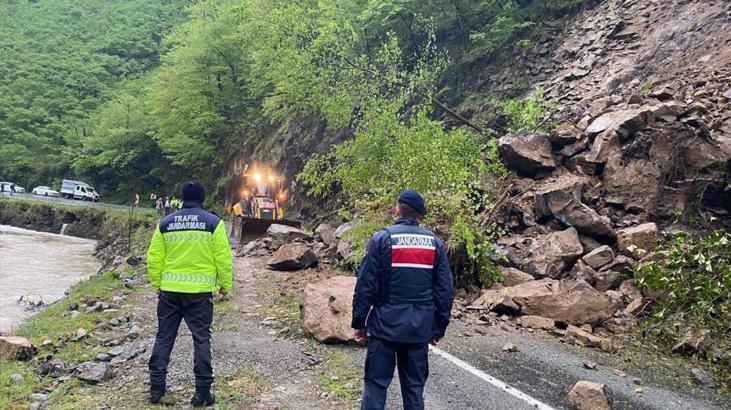 Giresun Bulancak’ta heyelan oldu ve yol kapandı