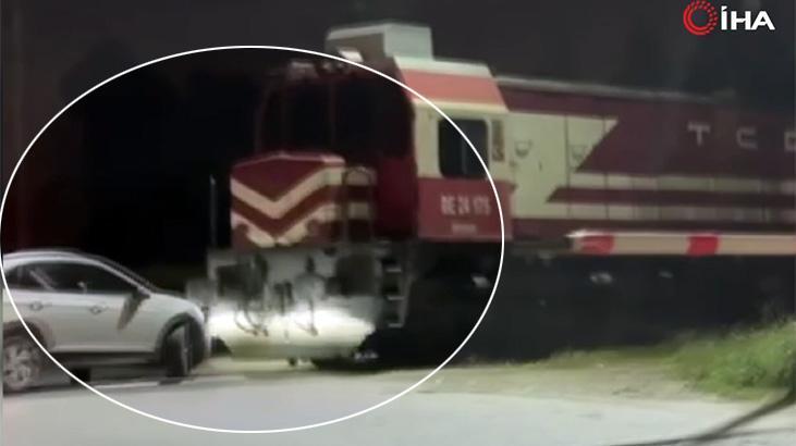 Hemzemin geçitte tren ile otomobil kafa kafaya çarpıştı