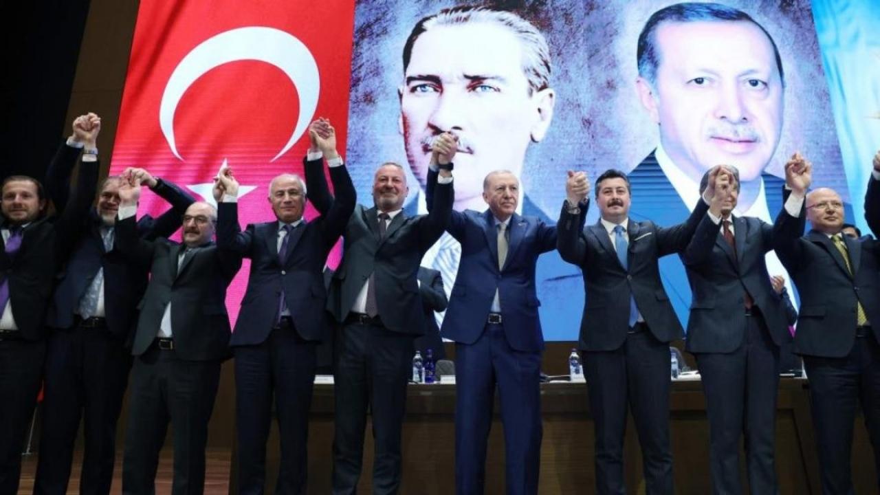 İki belediye başkanı AK Parti’ye geçti! Rozetlerini Erdoğan taktı