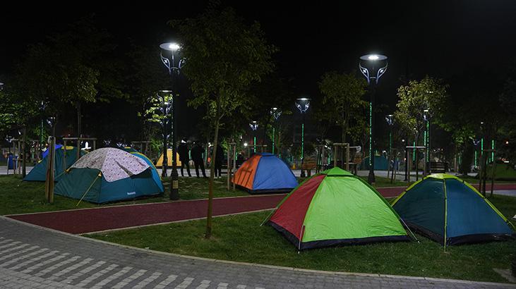 İstanbul’da deprem korkusu yaşayan bazı vatandaşlar geceyi dışarıda geçirdi