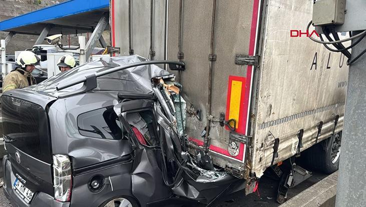 İstanbul’da hafif ticari araç TIR’ın altına girdi! Korkunç görüntü: 1 ölü